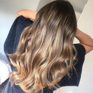 Read more about the article Balayage Hair: Egy Divatos Megoldás a Frizurád Felújítására