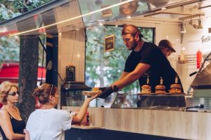 Read more about the article A Food Truck – Az Utcai Étkezés Új Hulláma
